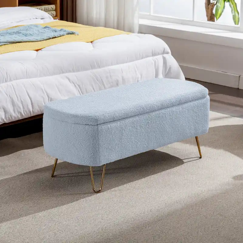 Banc de rangement ottoman rembourré avec pieds épingle dorés
