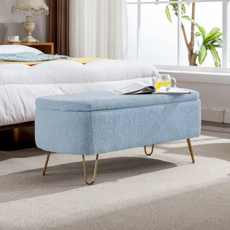 Banc de rangement ottoman rembourré avec pieds épingle dorés
