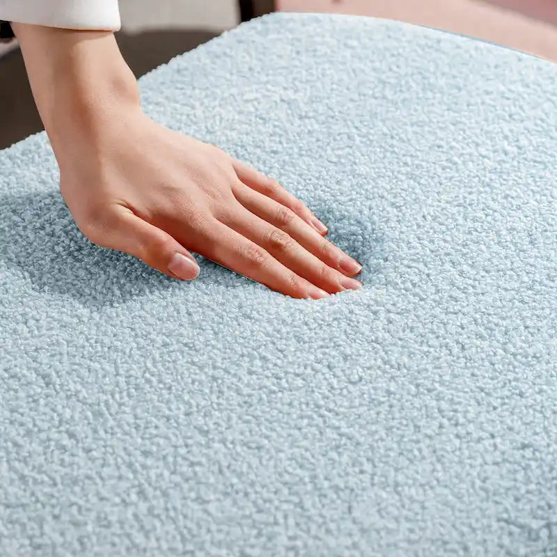 Banc de rangement ottoman rembourré avec pieds épingle dorés