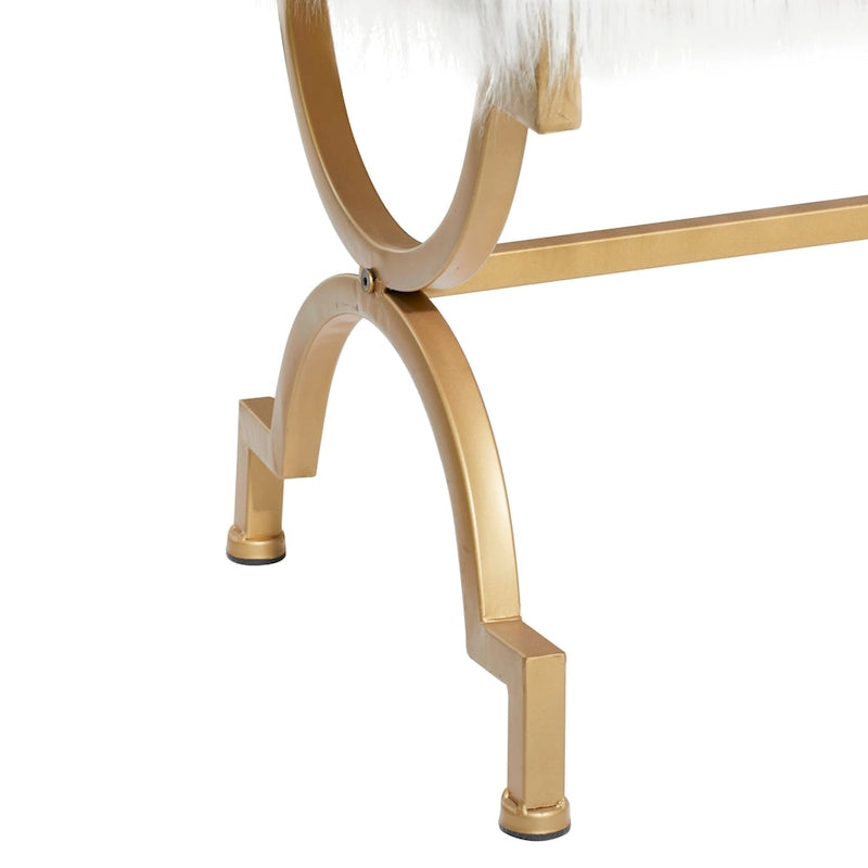 Banc en métal doré avec coussin en fausse fourrure blanche